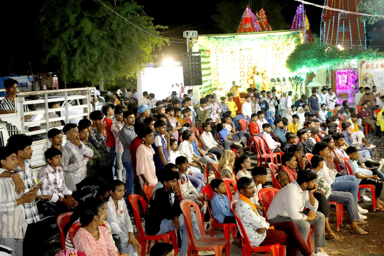 Suresh Chand Jain honored the rural girls who came to play Garba and expressed his gratitude to the city's journalists - photo 4