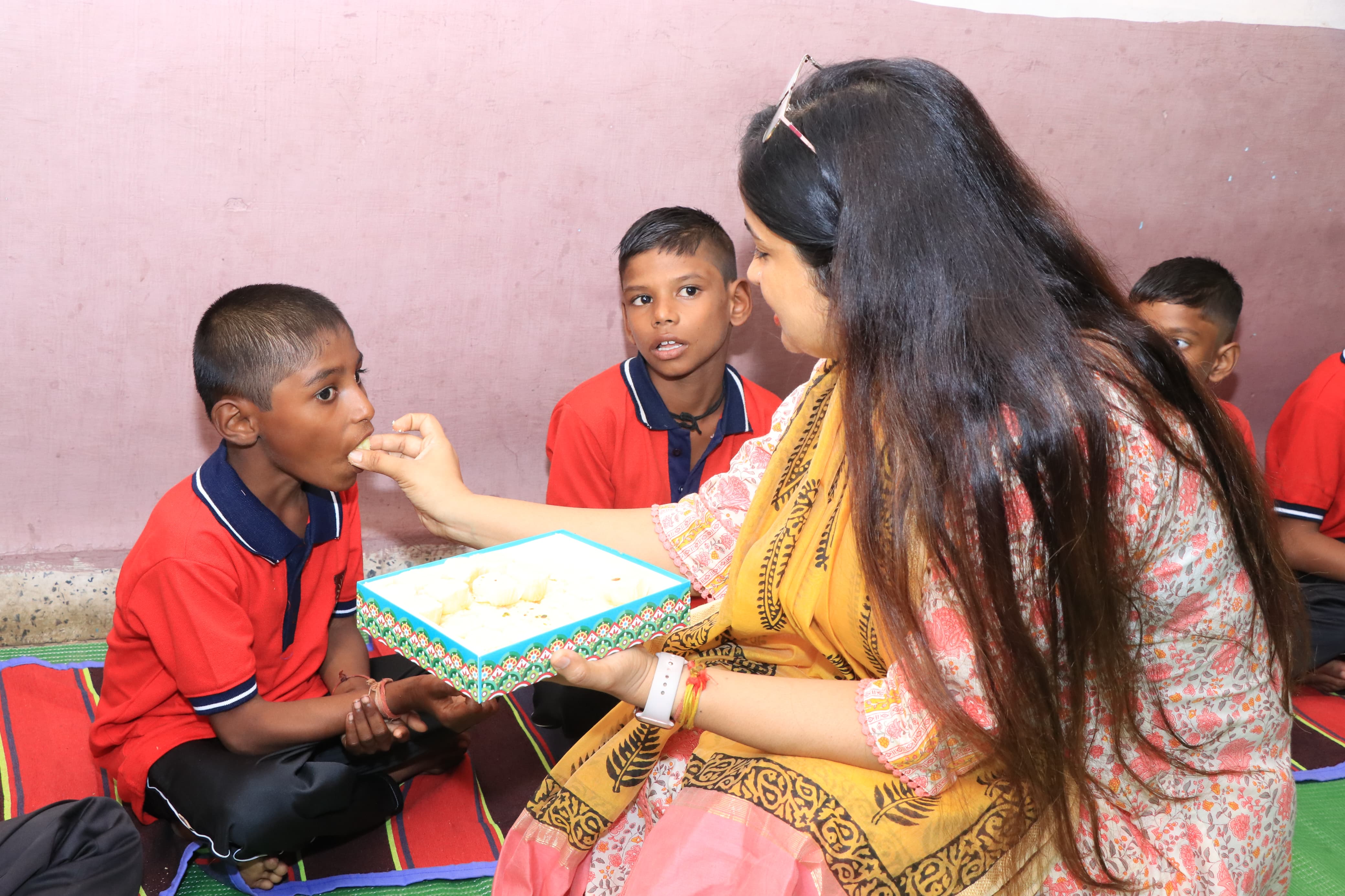 Collector presented school bags as a gift to the deaf and dumb children of Divyang Rehabilitation Center. Collector Neha Meena had lunch with the children. - photo 7