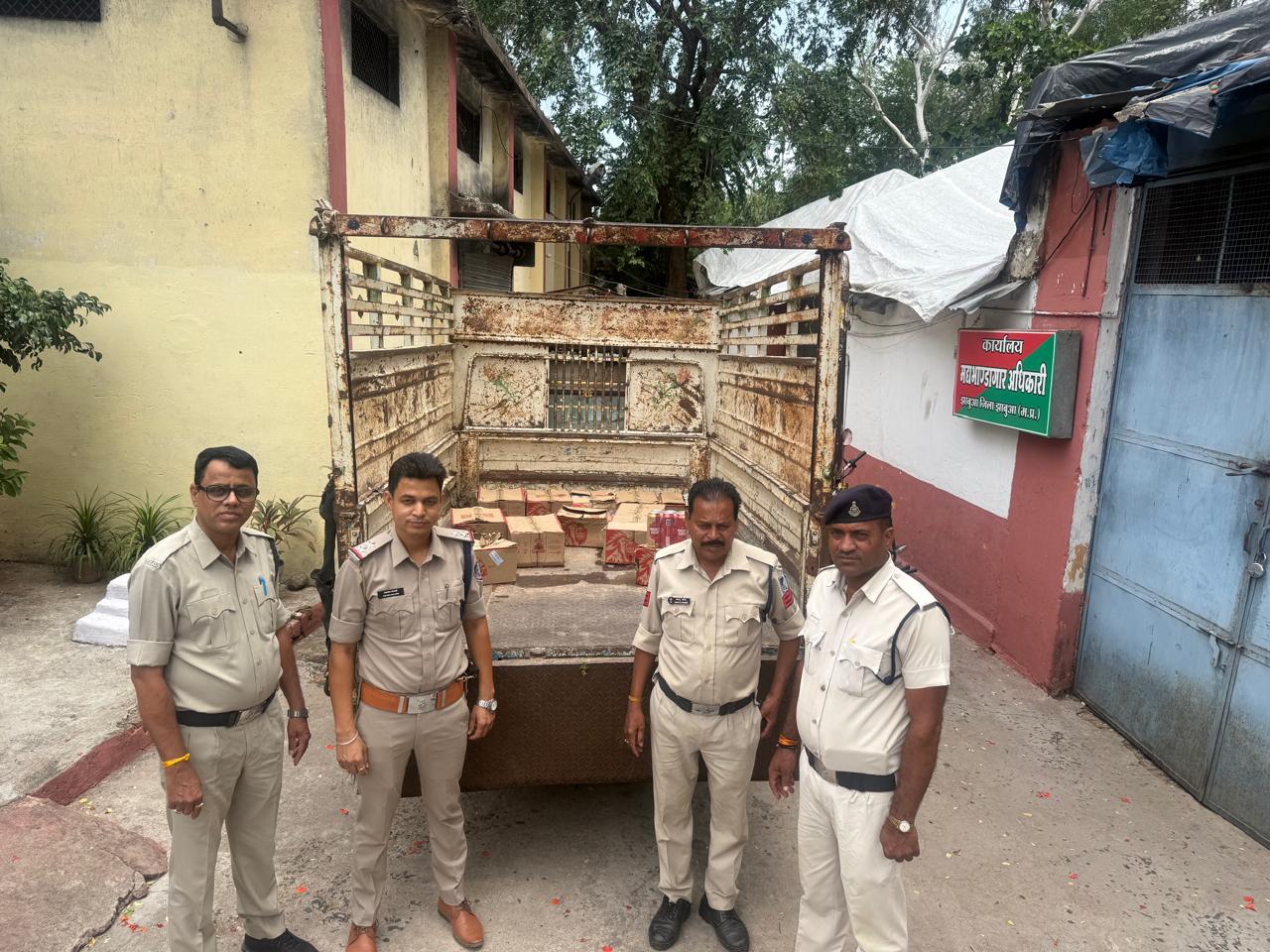 Bua Excise Department seized illegal liquor from a Mahindra pickup vehicle