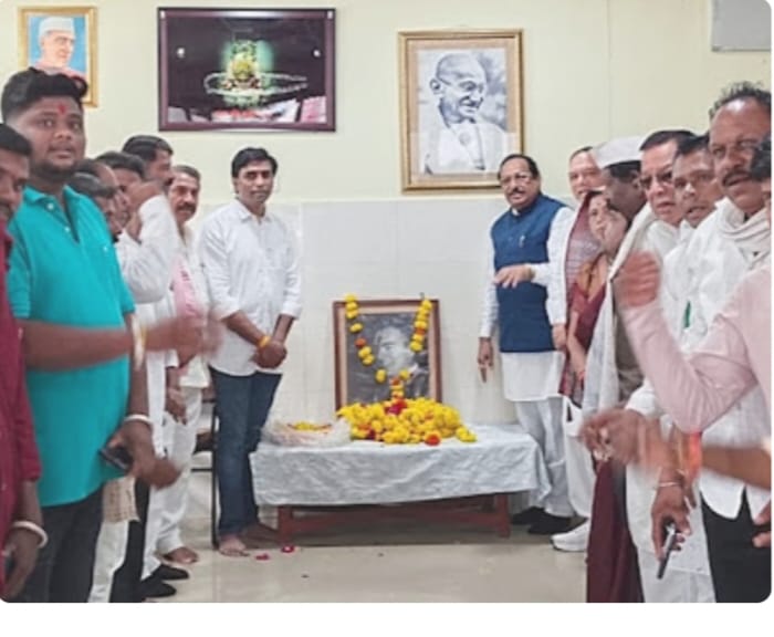 District Congress garlanded former Prime Minister Rajiv Gandhi on his birth anniversary - photo 3
