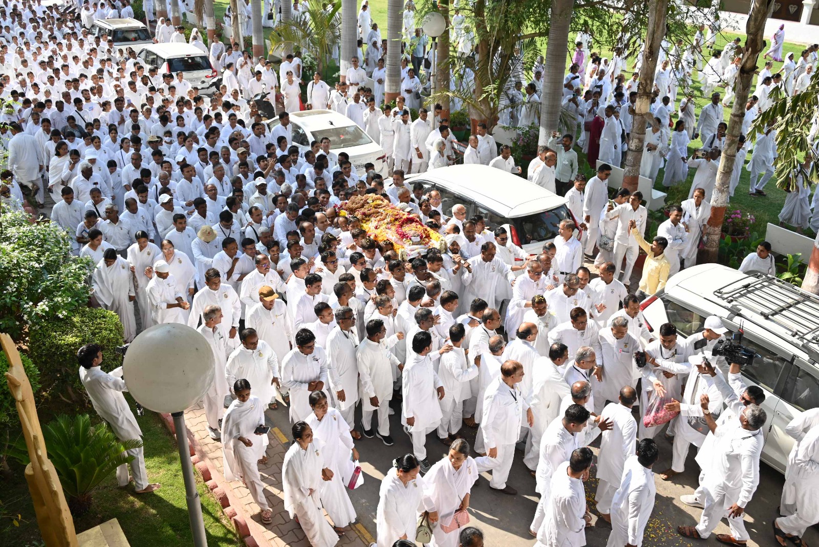 Thousands of people bid farewell with tearful eyes, Dadi Ratanmohini merged into the five elements - photo 3