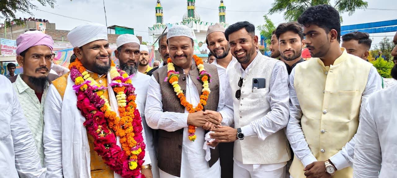 MLA Sajid Pathan presented a chadar at the Urs of Hazrat Mir Syed Yusuf Neknam