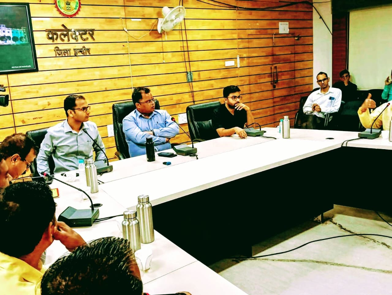 Collector Shivam Verma held a meeting with traders and market officials to ensure proper implementation of the Bhavantar Yojana.