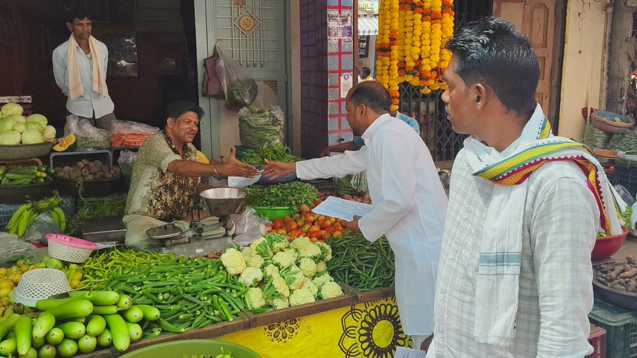 Announcements were made and pamphlets were distributed for the Jeevan Bachao Maha Andolan. - photo 4