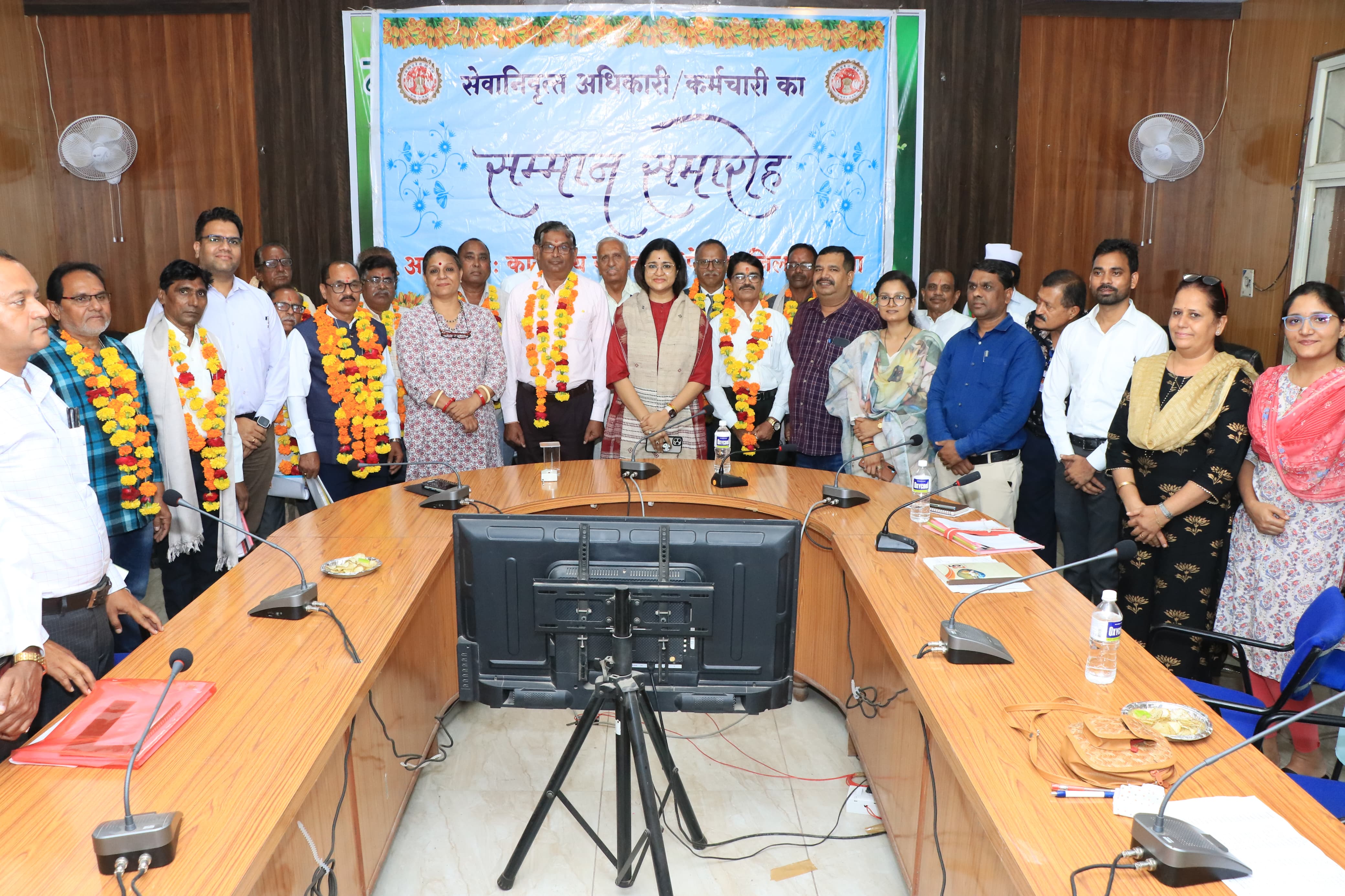 Collector organized a farewell ceremony and felicitation of retired employees