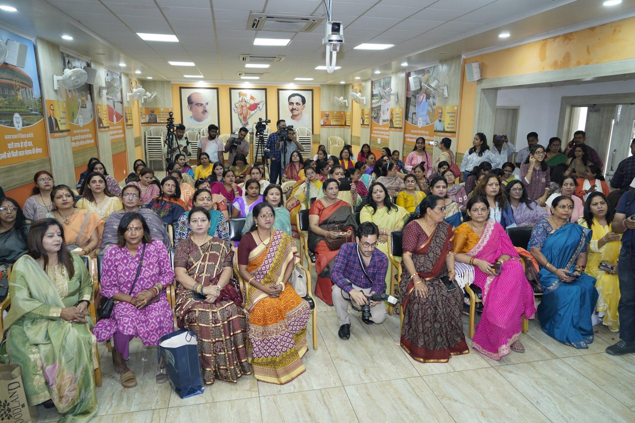 Delhi BJP Mahila Morcha celebrated the festival of Raksha Bandhan at the State Office by tying Rakhi to Delhi BJP President Virendra Sachdeva - photo 4