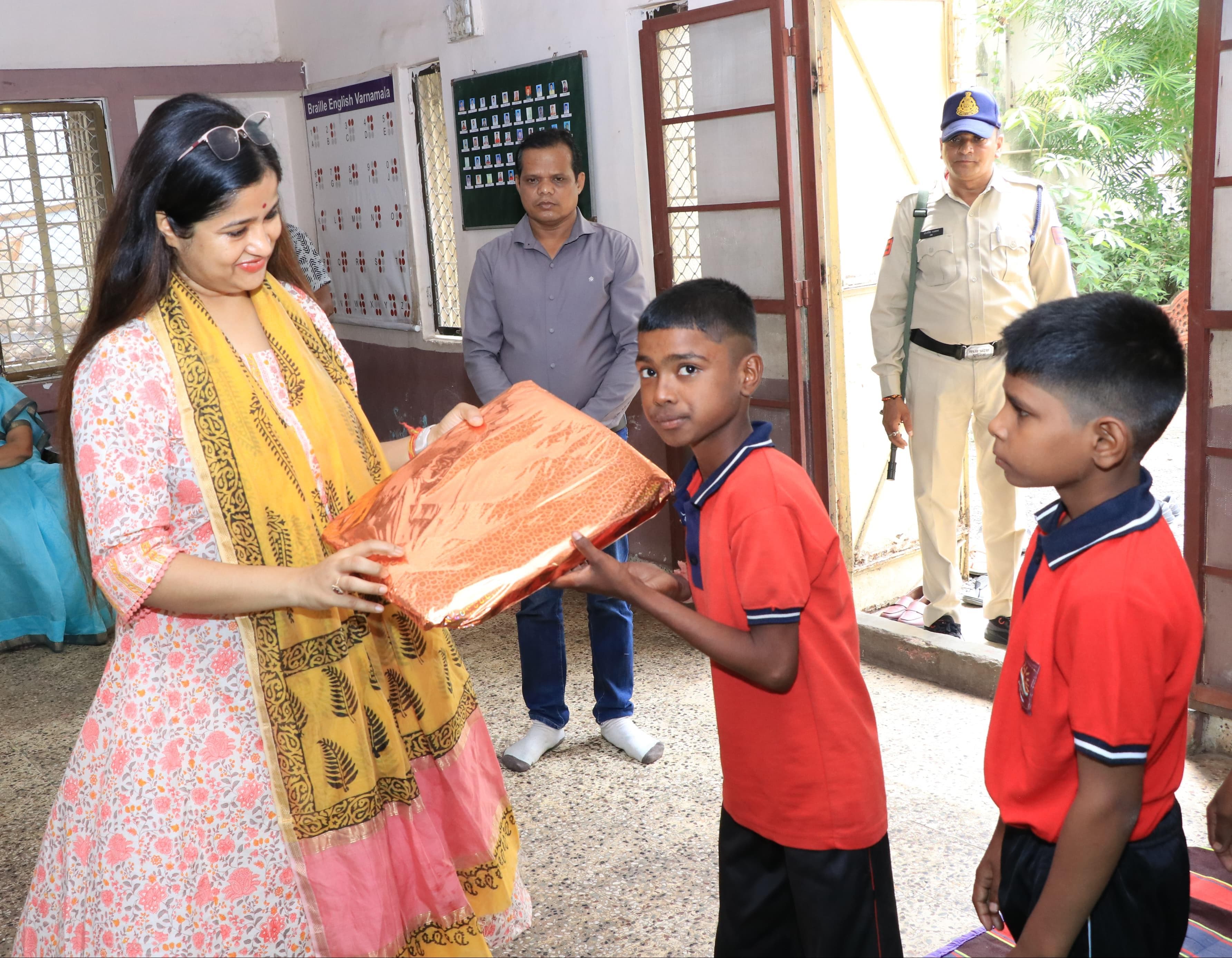 Collector presented school bags as a gift to the deaf and dumb children of Divyang Rehabilitation Center. Collector Neha Meena had lunch with the children. - photo 2