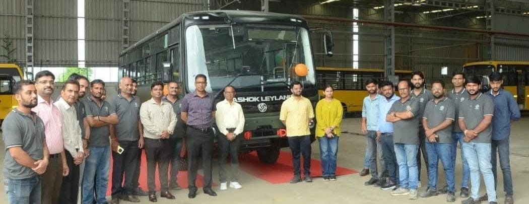 Indore Collector Ashish Singh flagged off the army bus - photo 1