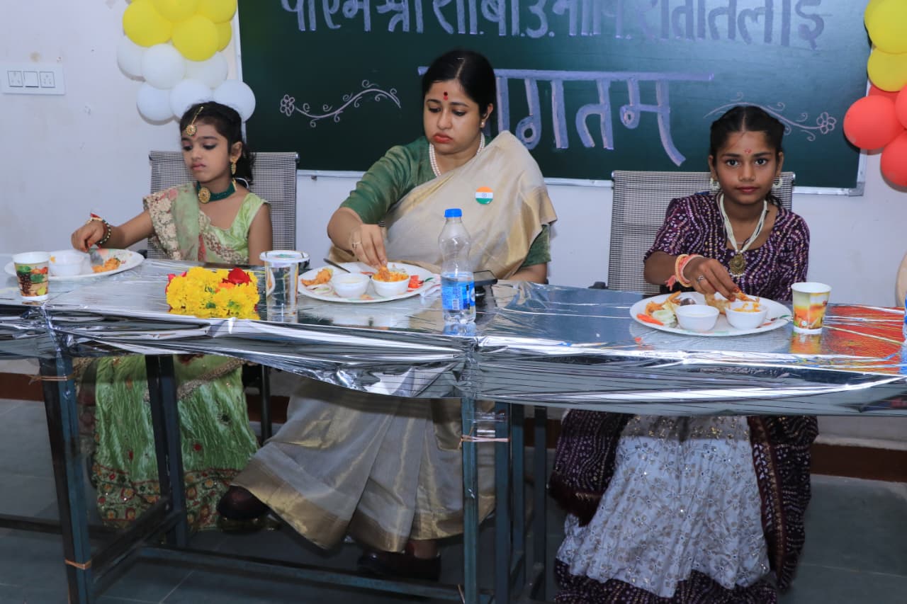 Collector celebrated Independence Day with school children Special dinner organized at Ratitalai School under Pradhan Mantri Poshan Shakti Nirman Yojana - photo 2