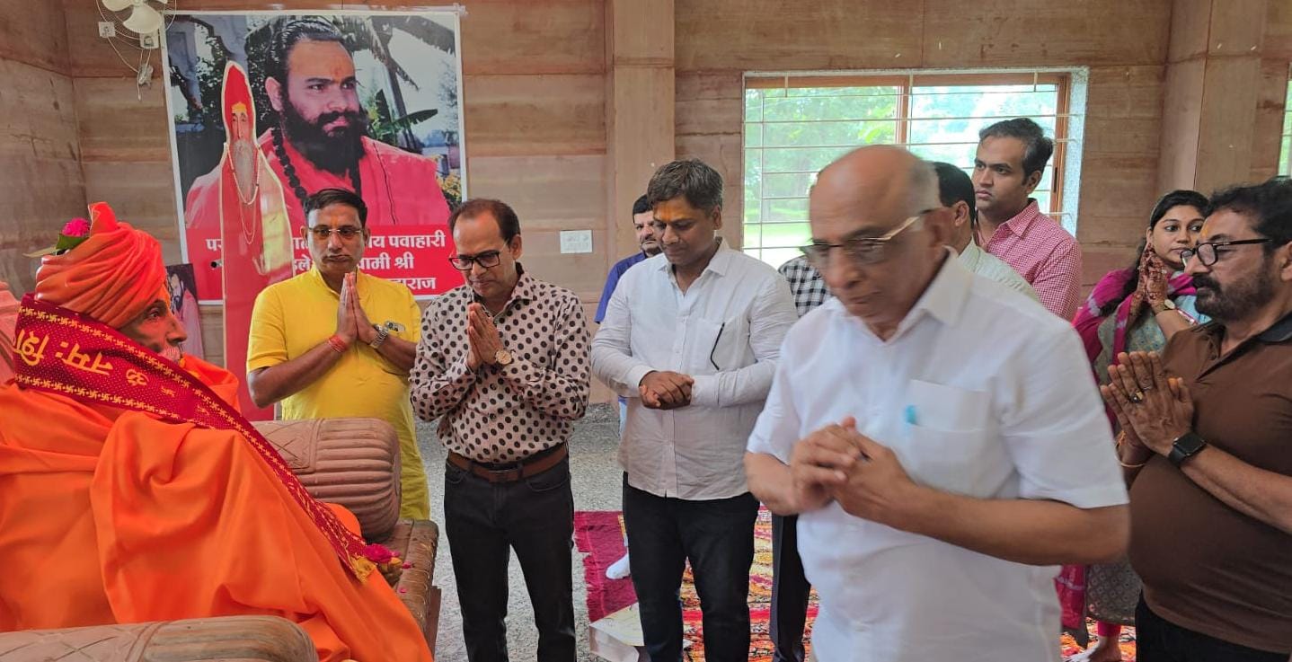 Prayer meeting held on death anniversary of Balkrishna Yati Ji Maharaj, saplings planted along with Gau Seva - photo 2