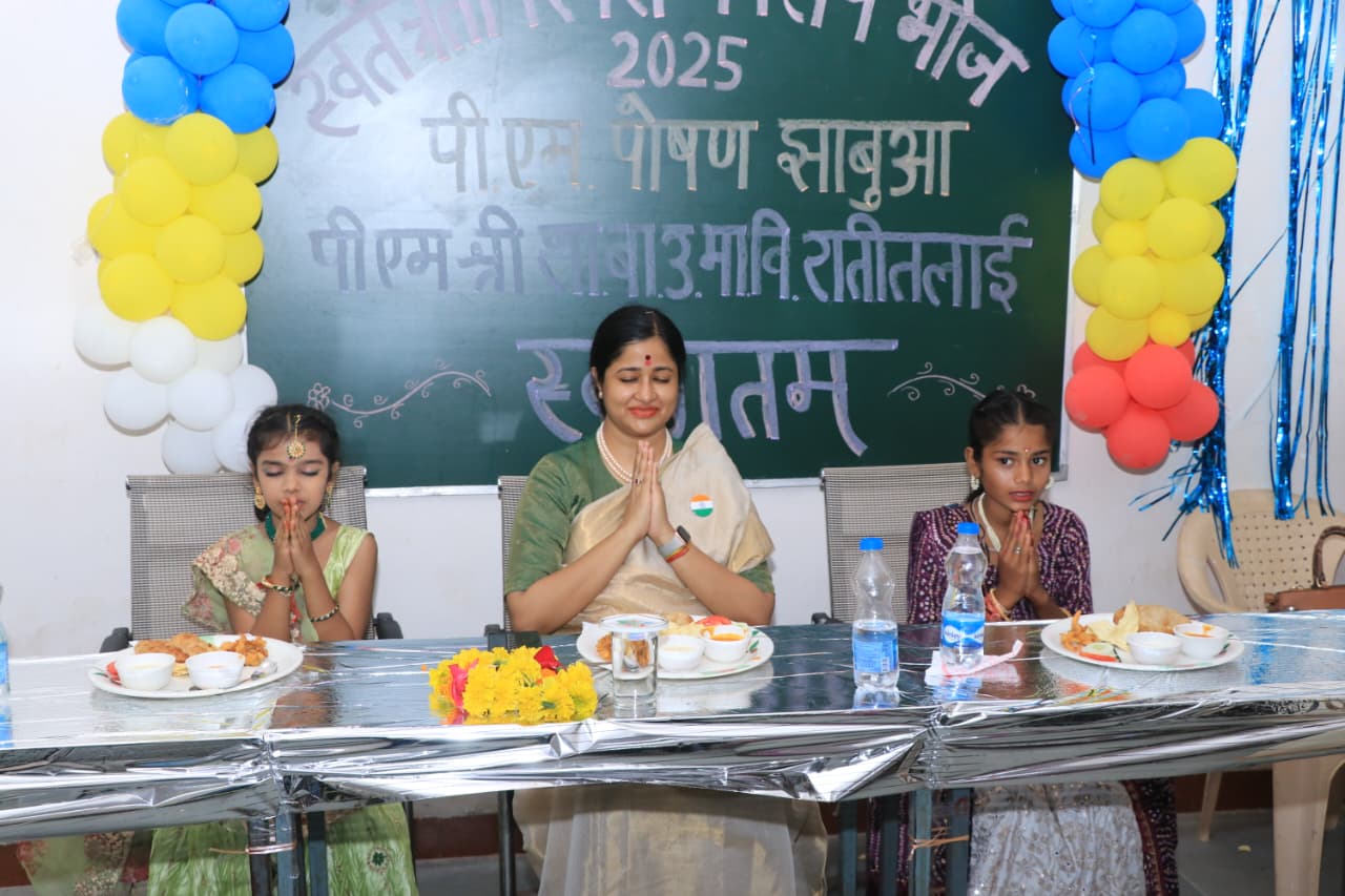 Collector celebrated Independence Day with school children Special dinner organized at Ratitalai School under Pradhan Mantri Poshan Shakti Nirman Yojana - photo 1