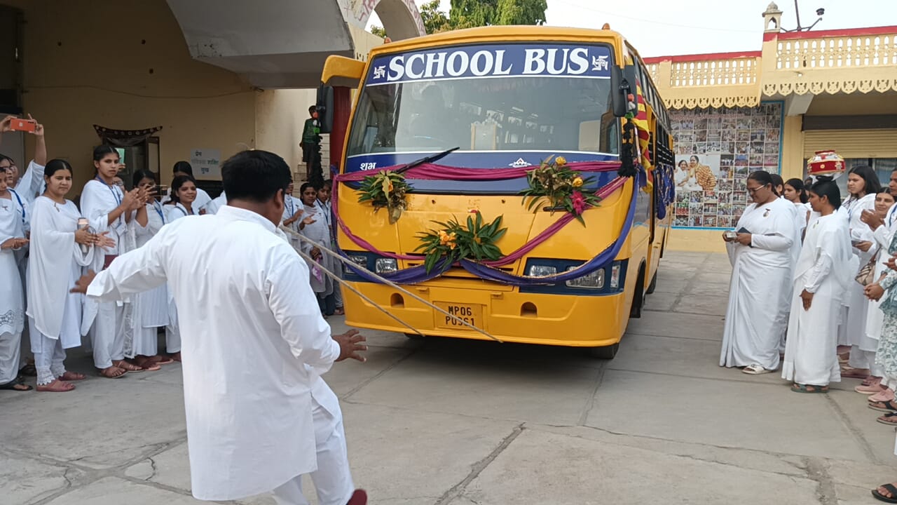 Miracle of the power of Raja Yoga: BK Ashishbhai performed a wonderful demonstration by pulling a bus with his teeth - photo 4
