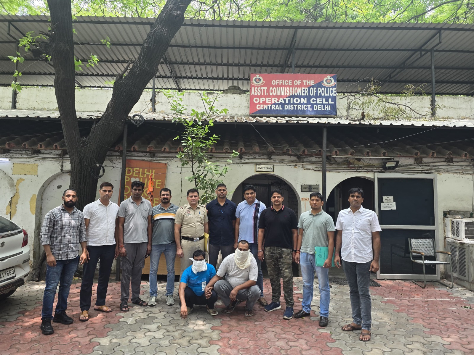 SPECIAL STAFF, CENTRAL DISTRICT CRACKS MULTI-CITY 16 HEISTS— GANG OF TWO BURGLARS ARRESTED-BOTH ARE PROCLAIMED OFFENDERS, NABBED WITH STOLEN GOLD RECOVERY
