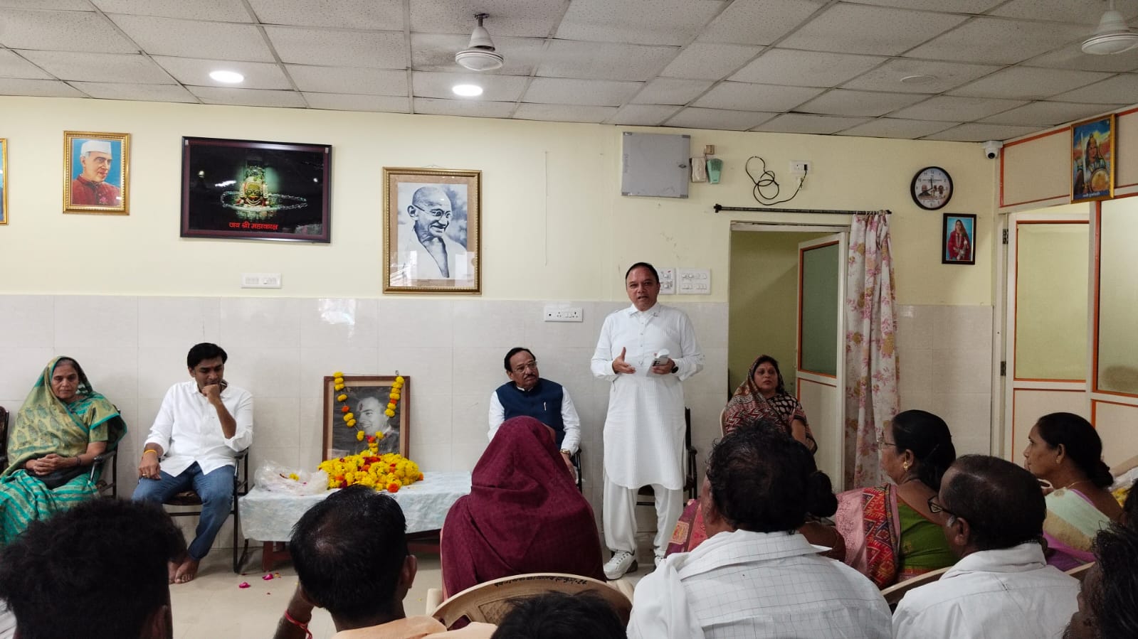 District Congress garlanded former Prime Minister Rajiv Gandhi on his birth anniversary - photo 2