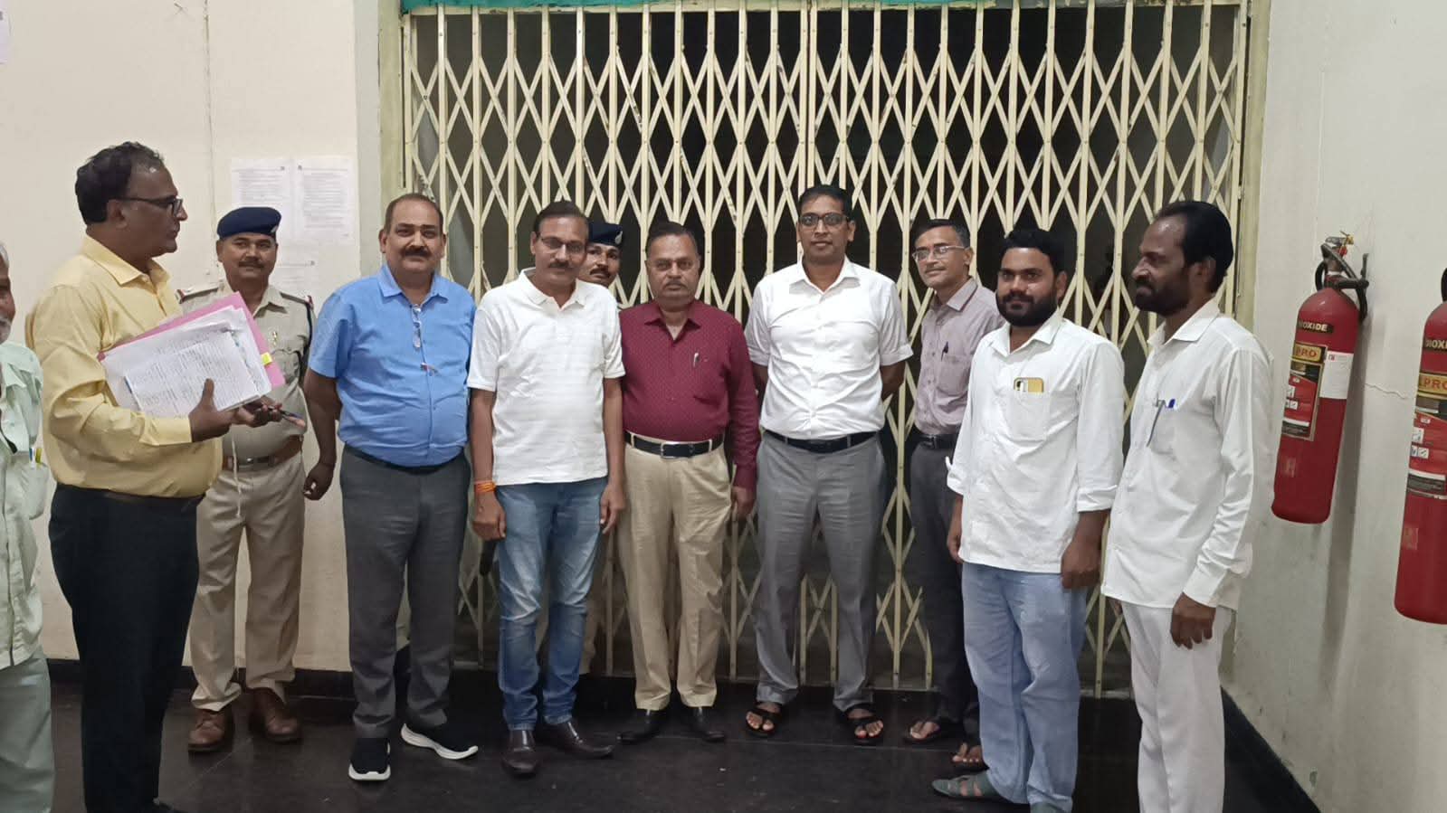 Indore Collector Ashish Singh inspected the strong room - photo 1