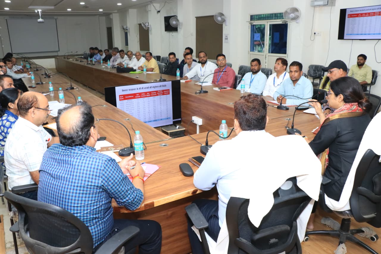 Meeting held regarding KCC saturation under Pradhan Mantri Fasal Bima Yojana for Kharif year 2025 under the chairmanship of Collector - photo 3