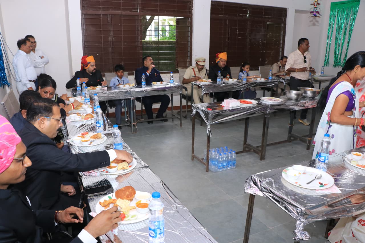 Collector celebrated Independence Day with school children Special dinner organized at Ratitalai School under Pradhan Mantri Poshan Shakti Nirman Yojana - photo 4