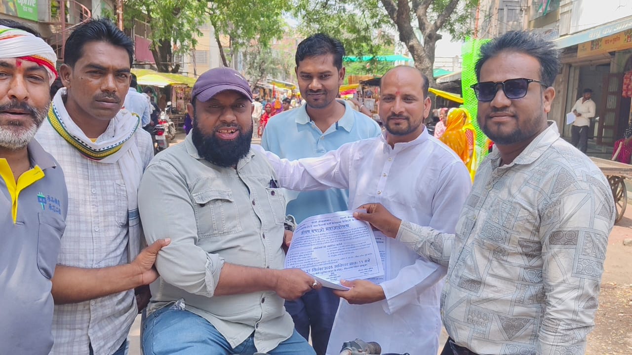 Announcements were made and pamphlets were distributed for the Jeevan Bachao Maha Andolan. - photo 1