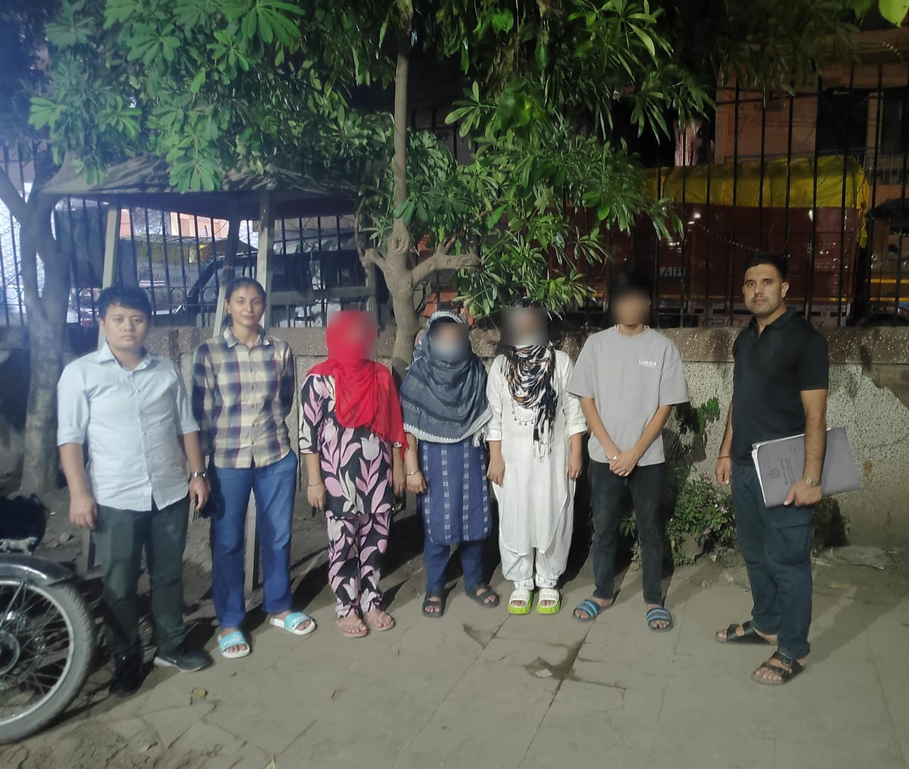 FOUR ILLEGAL BANGLADESHI MIGRANTS INCLUDING 01 MALE AND 03 FEMALES, DETAINED BY THE TEAM OF OPERATIONS CELL, SOUTH WEST DISTRICT. - photo 1