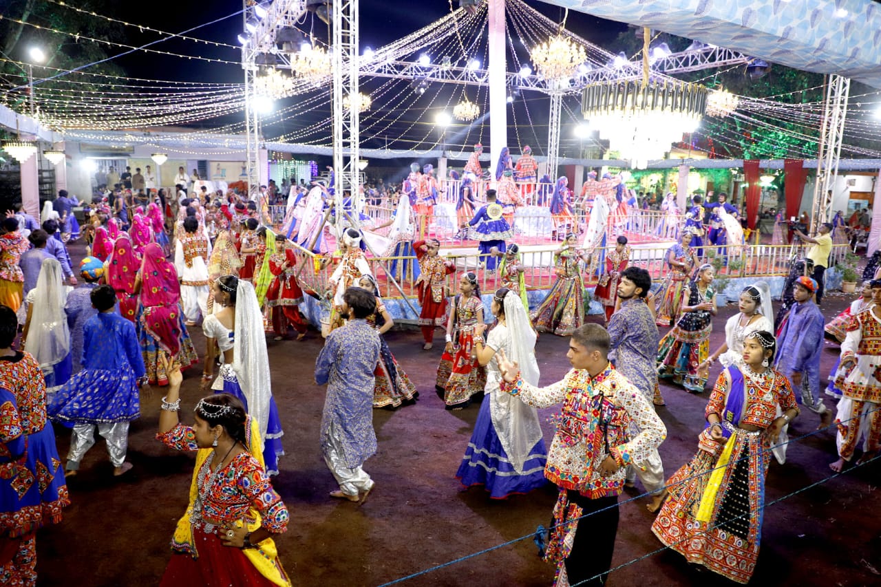 Suresh Chand Jain honored the rural girls who came to play Garba and expressed his gratitude to the city's journalists - photo 6