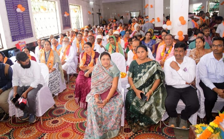 A group of 400 pilgrims left for Tirupati Balaji from Meghnagar Railway Station - photo 4