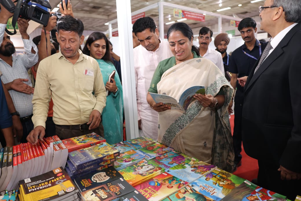 INDIAN BOOKS HAVE A HUGE POTENTIAL TO MAKE COUNTRY ‘VISHWA GURU SAYS SMT. REKHA GUPTA, CHIEF MINISTER, GOVERNMENT OF NCT OF DELHI INAUGURATING DELHI BOOK FAIR 2025 - photo 3