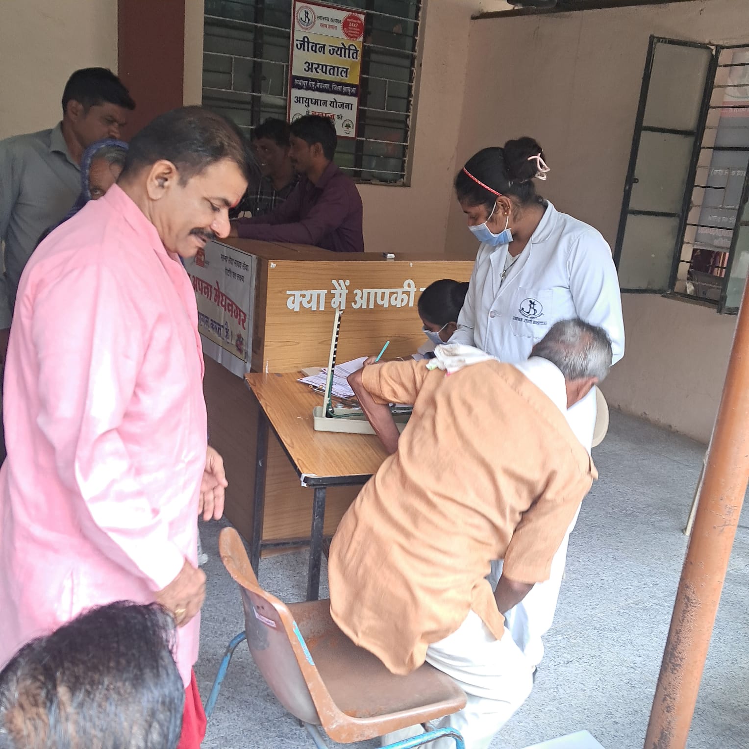 A free health camp was held at Jeevan Jyoti Hospital in Meghnagar. 70 patients benefited from the health benefits.