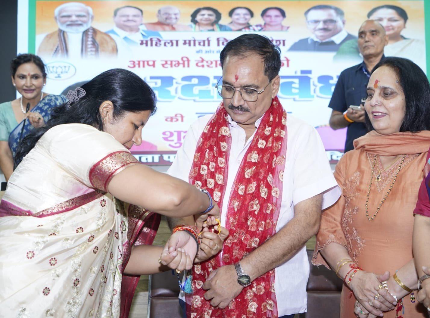 Delhi BJP Mahila Morcha celebrated the festival of Raksha Bandhan at the State Office by tying Rakhi to Delhi BJP President Virendra Sachdeva - photo 2