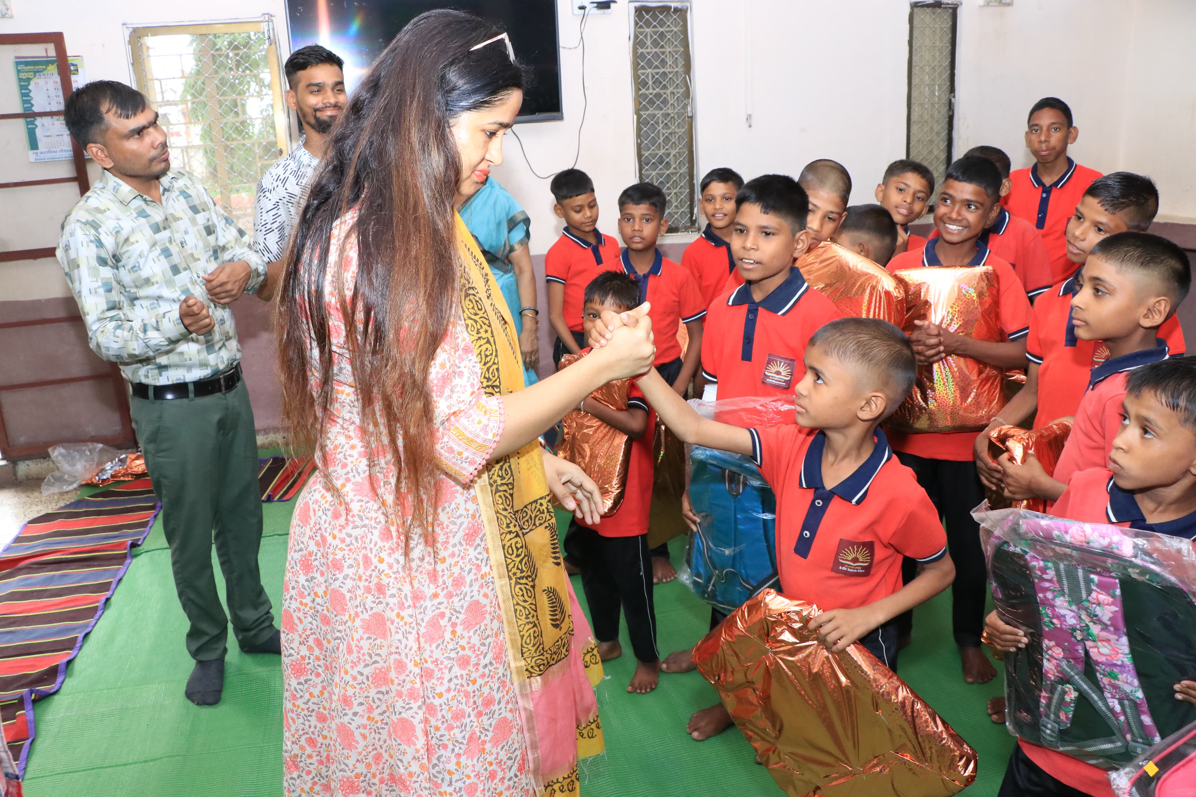 Collector presented school bags as a gift to the deaf and dumb children of Divyang Rehabilitation Center. Collector Neha Meena had lunch with the children. - photo 4