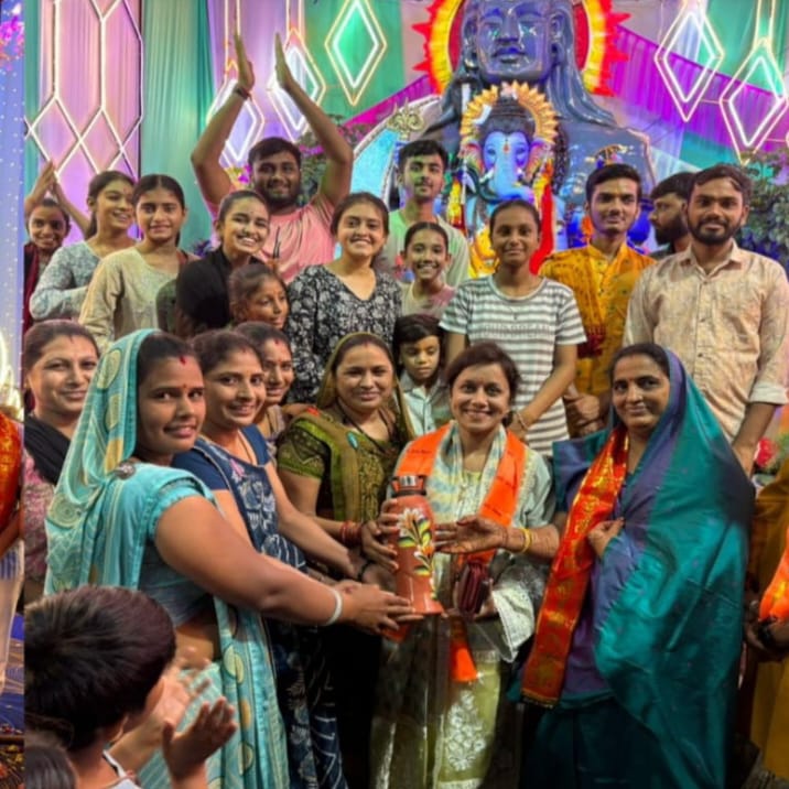 Popular social worker Pappu Bhaiya and Meghnagar SDM Ritika Patidar performed Maha Aarti