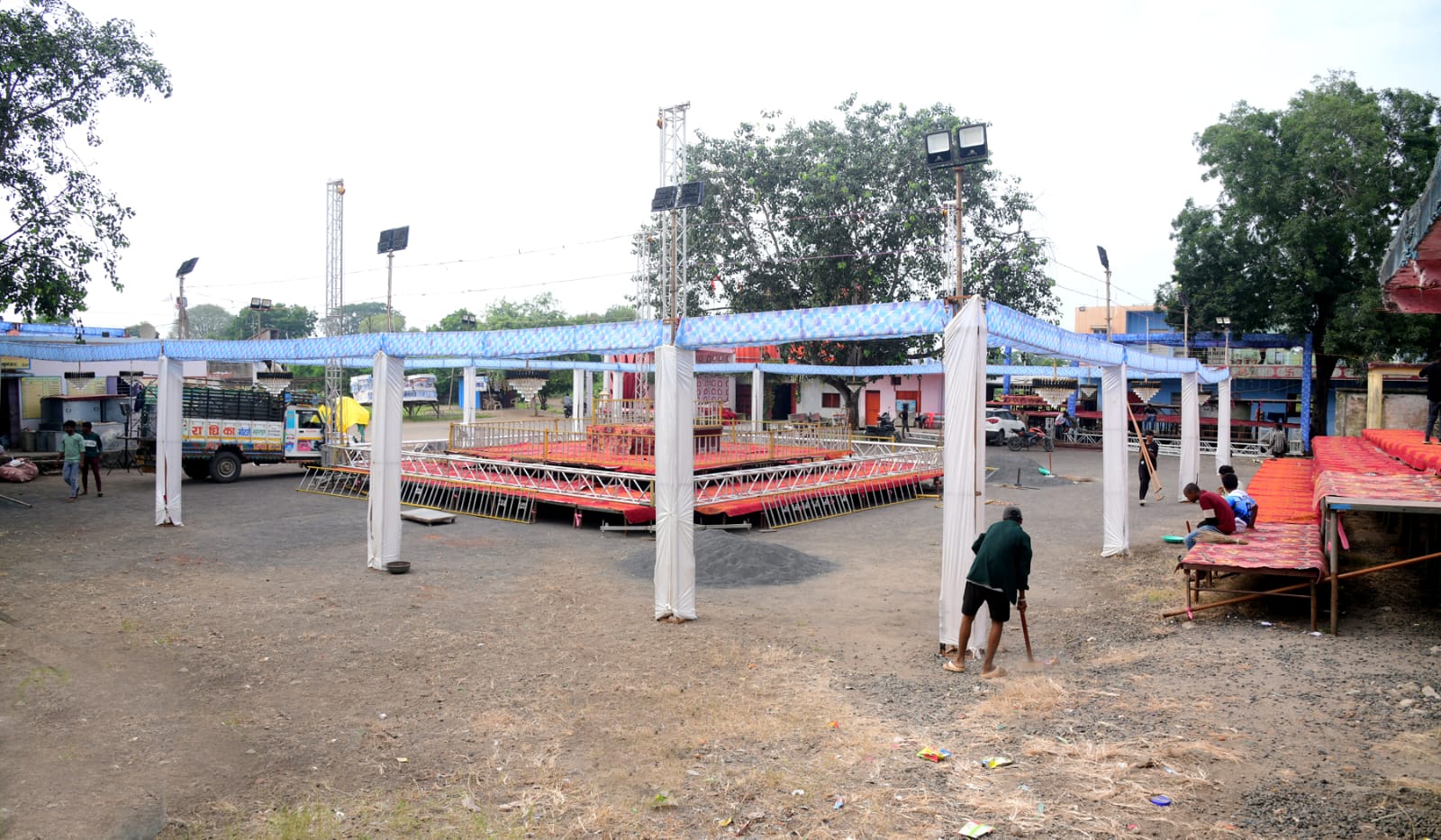 Preparations for Sharadiya Navratri are in full swing at the Shri Vaneshwar Maruti Nandan Kutir Hanuman Temple in Foot Talab. - photo 4