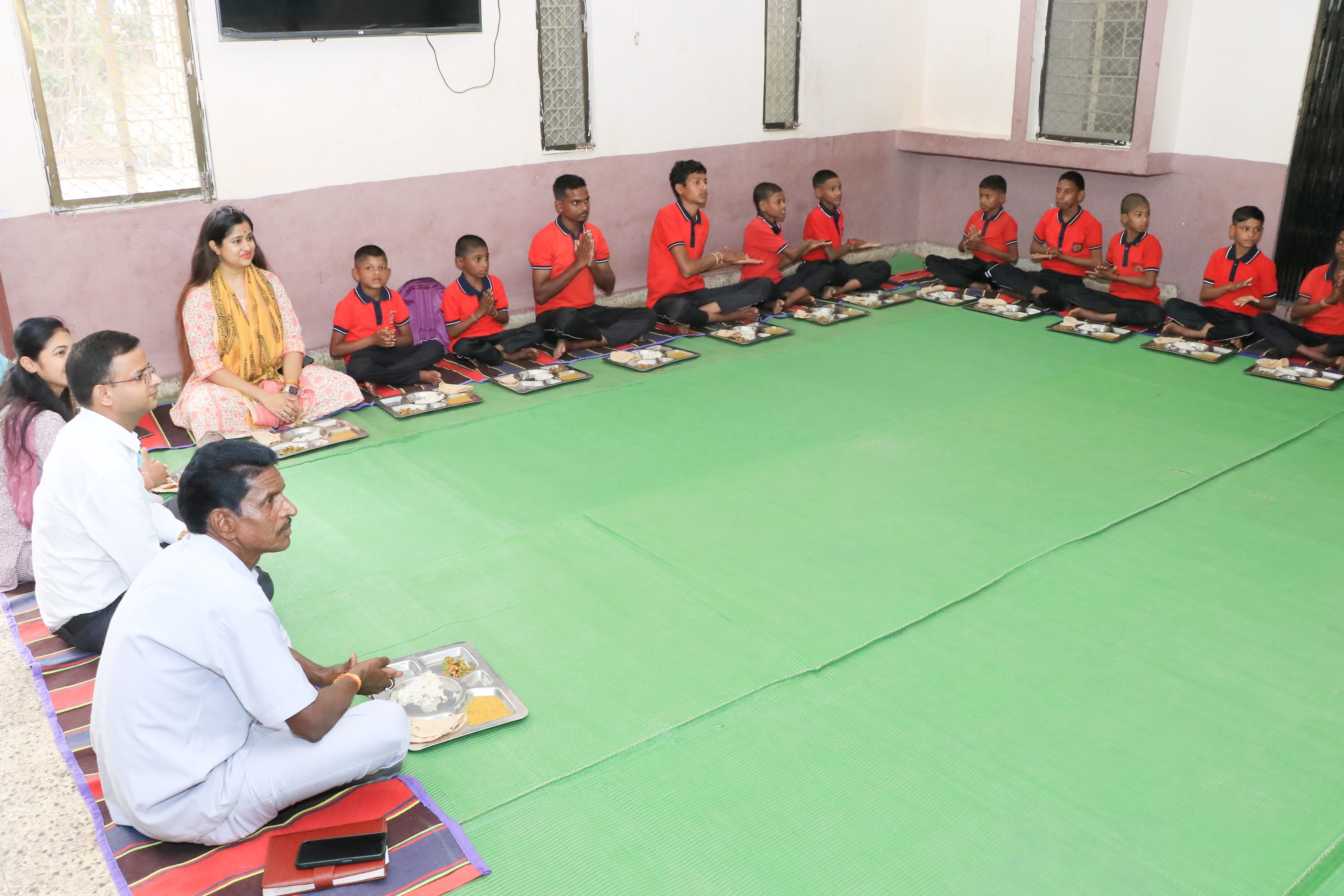 Collector presented school bags as a gift to the deaf and dumb children of Divyang Rehabilitation Center. Collector Neha Meena had lunch with the children. - photo 5