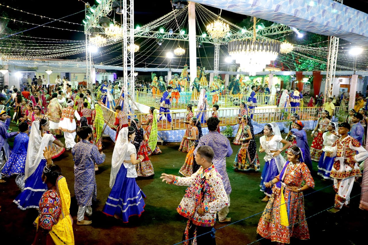 Suresh Chand Jain honored the rural girls who came to play Garba and expressed his gratitude to the city's journalists - photo 5