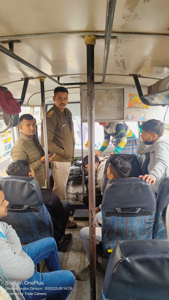 image-44-576x1024 Traffic Police Gwalior took challan action against school buses and passenger buses under the Motor Vehicle Act