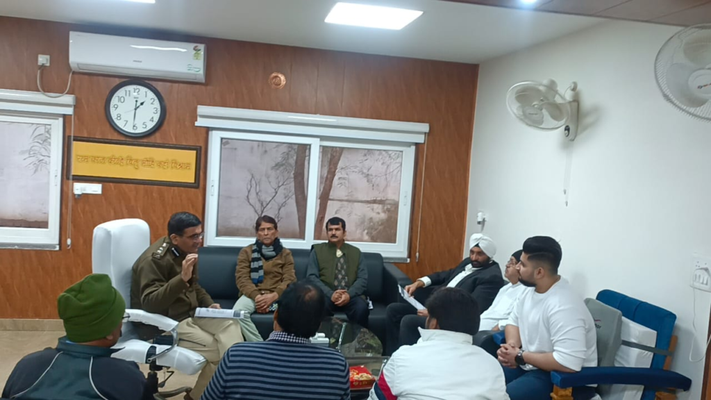 image-11-1024x576 SP Gwalior held a meeting of Transport Association officials regarding the new law made by the Central Government for drivers.