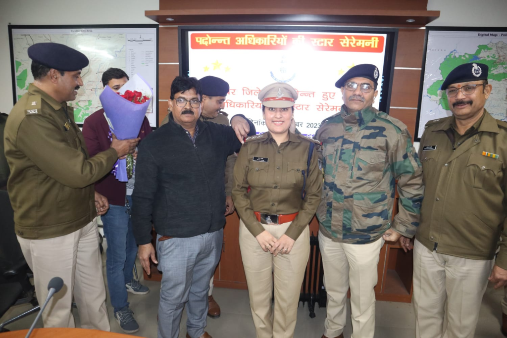 image-2-1024x683 A star ceremony was organized in the police control room in Gwalior for promoted subedars and sub-inspectors of Gwalior district