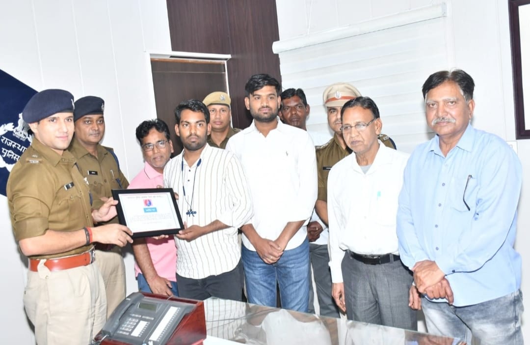 SP honored for showing honesty, e-Mitra operator returned Rs 10 lakh found unclaimed