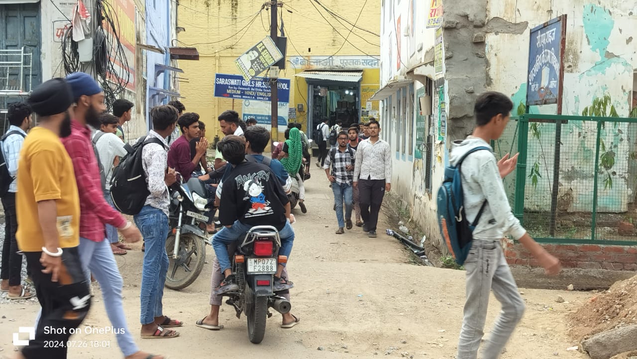 Gwalior – Due to the presence of coaching centers in the lane next to the girls’ school, there is a situation of dispute every evening.